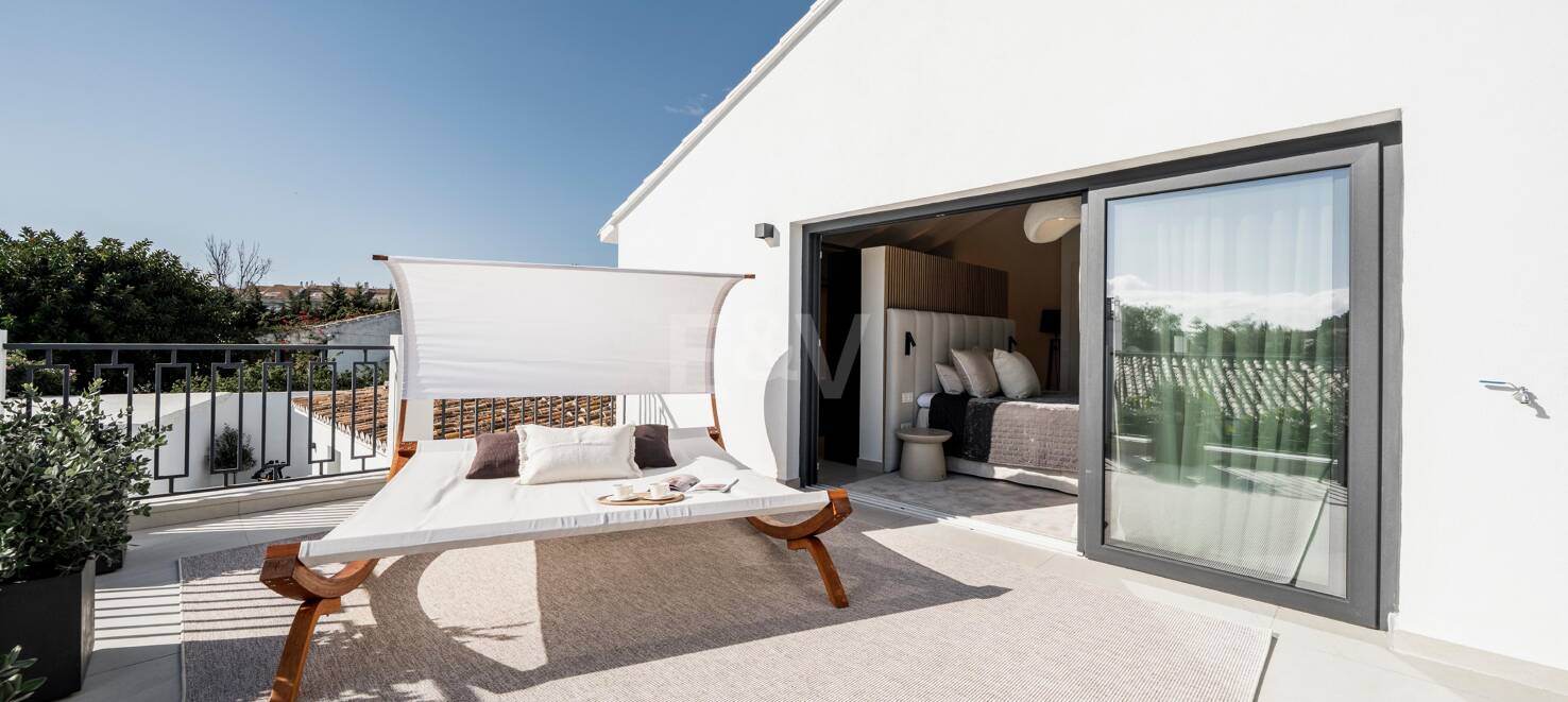 Sophisticated Villa Offering Seamless Indoor-Outdoor Living and Tranquil Garden