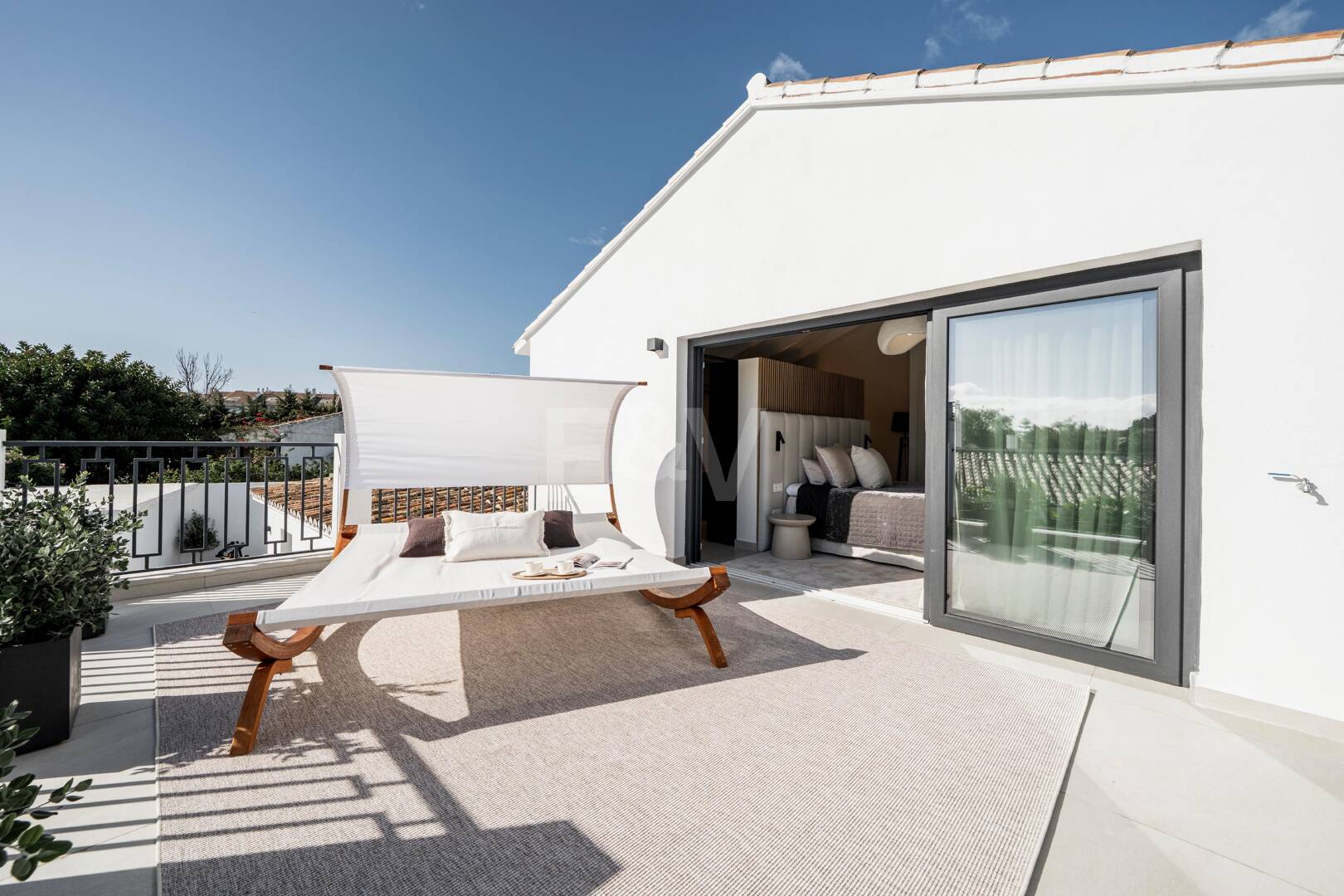 Wyrafinowana willa oferuje bezszwowe indoor- Outdoor Living i spokojny ogród