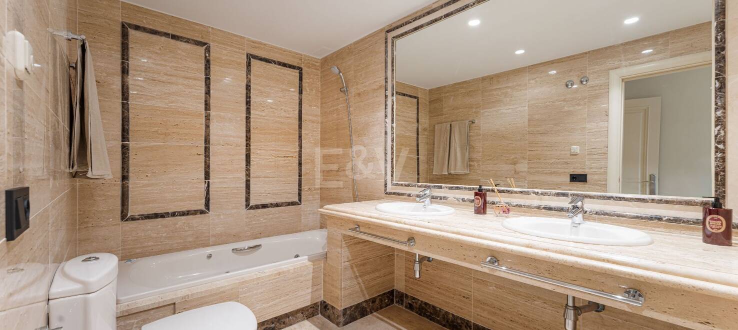 Elegante apartamento con jardín en una exclusiva comunidad cerrada