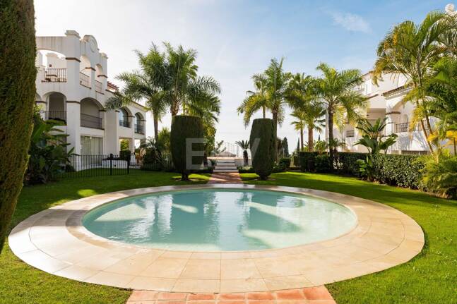 Elegante apartamento con jardín en una exclusiva comunidad cerrada