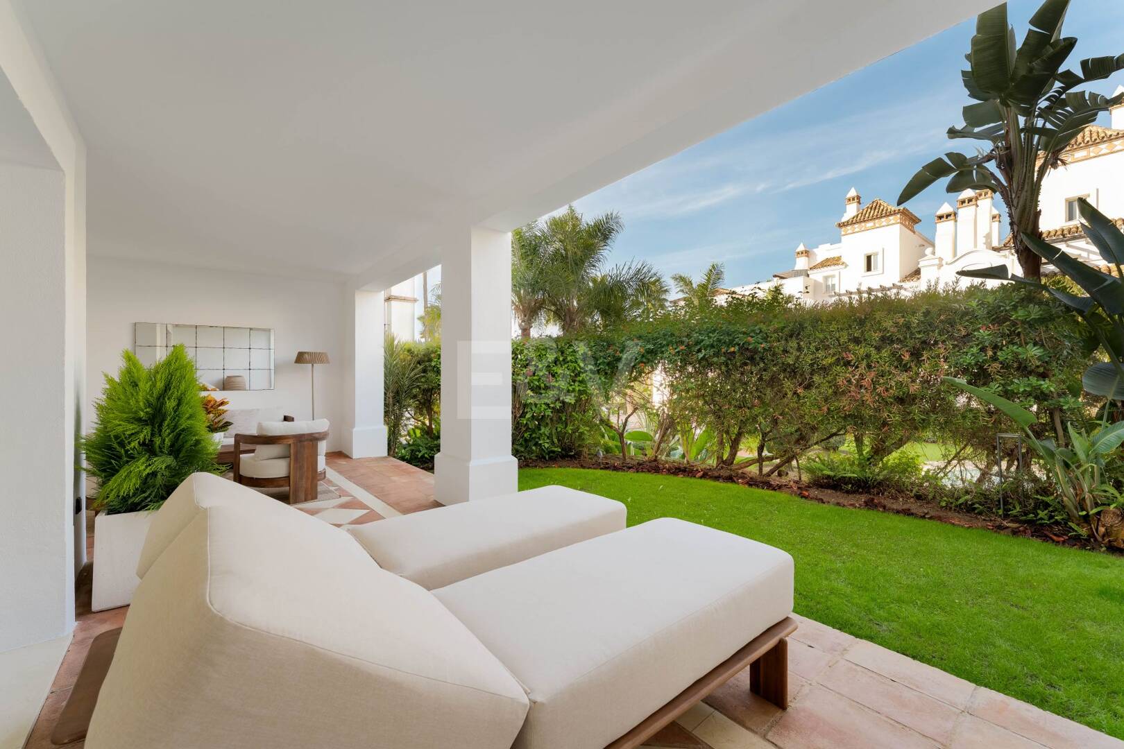 Elegante apartamento con jardín en una exclusiva comunidad cerrada