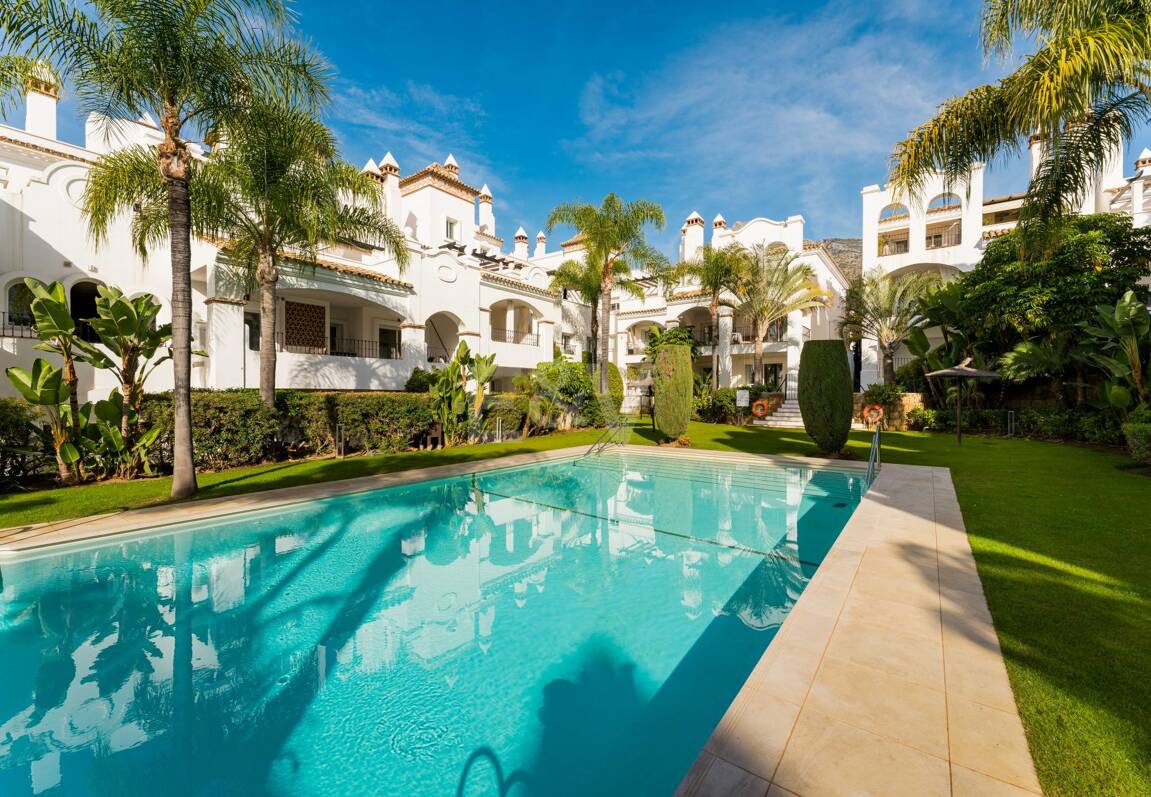 Elegante apartamento con jardín en una exclusiva comunidad cerrada