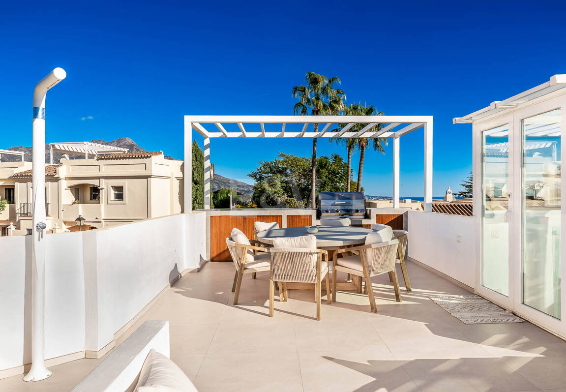 Elegante casa adosada con vistas panorámicas en comunidad cerrada