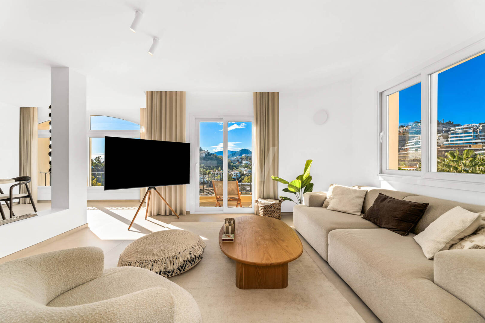 Elegante casa adosada con vistas panorámicas en comunidad cerrada