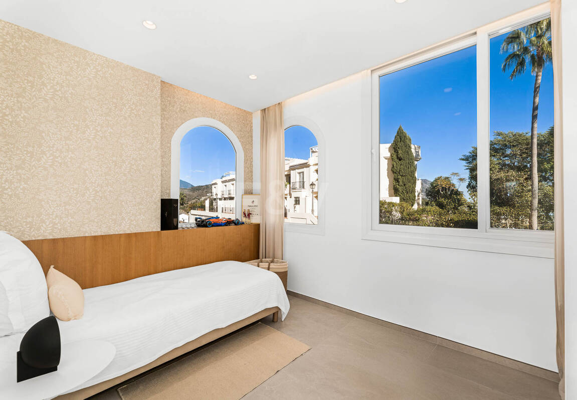 Elegante casa adosada con vistas panorámicas en comunidad cerrada