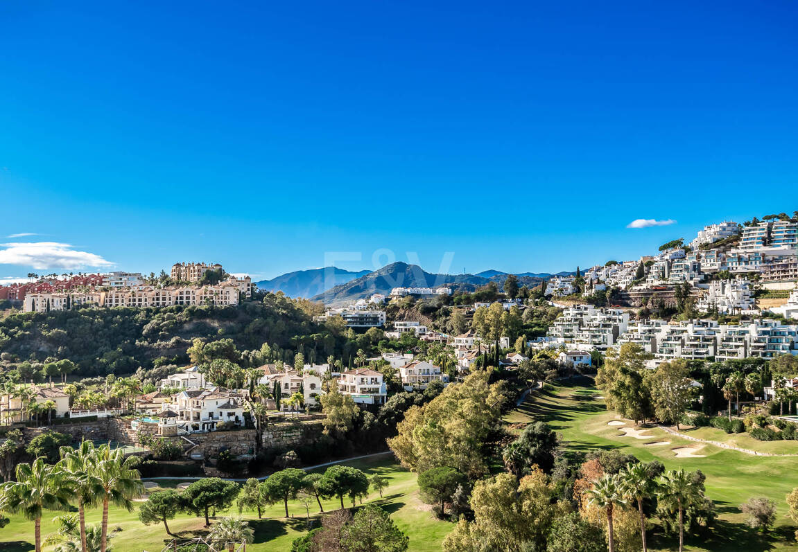 Elegante casa adosada con vistas panorámicas en comunidad cerrada