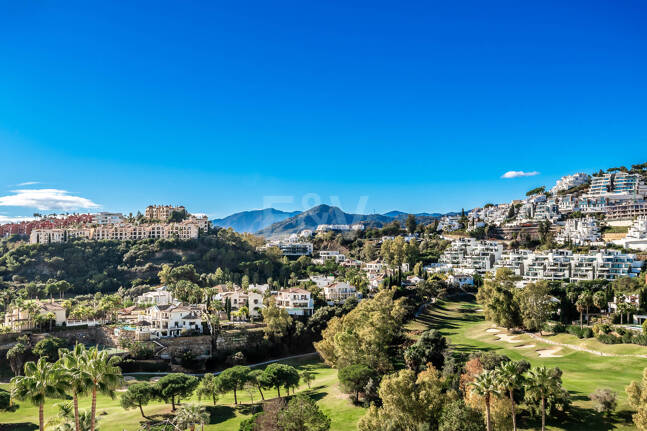 Elegante casa adosada con vistas panorámicas en comunidad cerrada