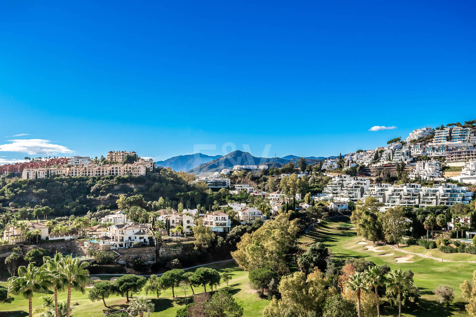 Elegante casa adosada con vistas panorámicas en comunidad cerrada