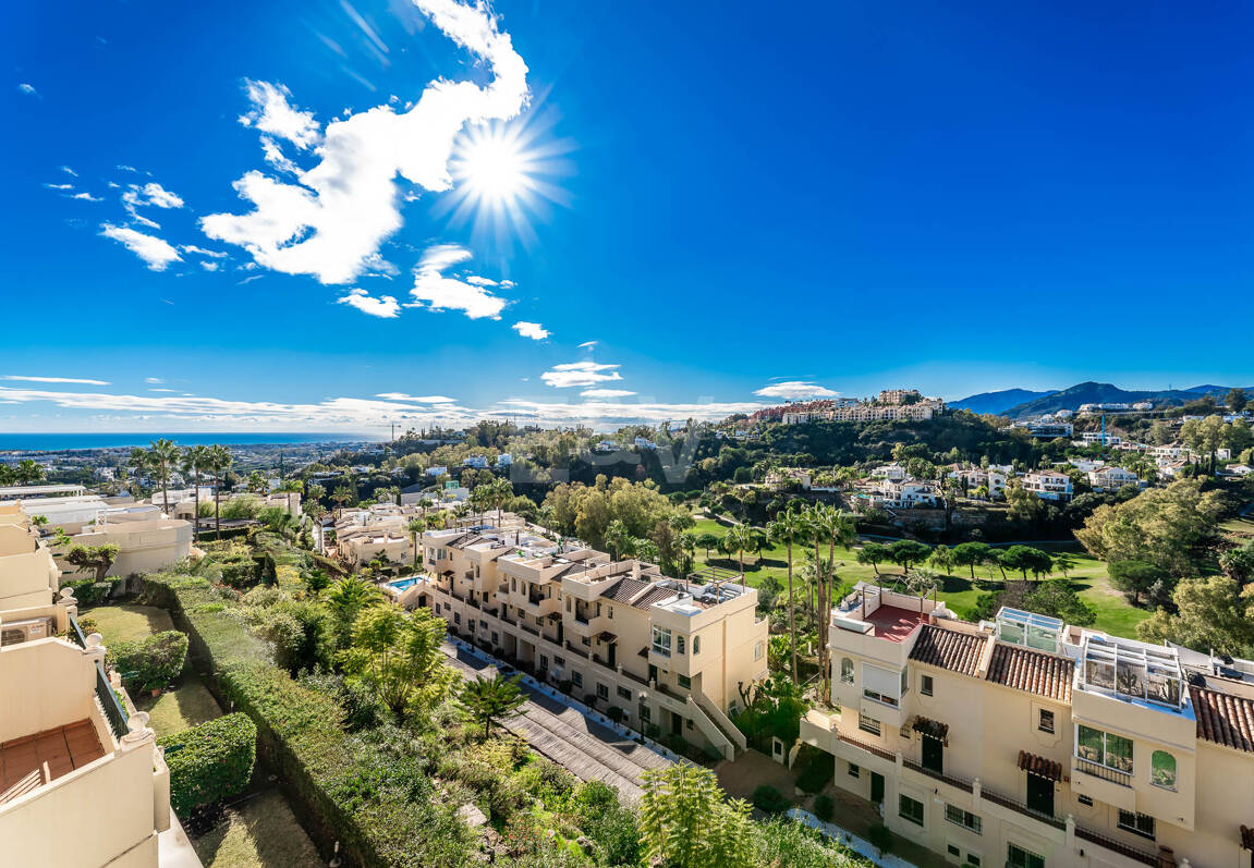 Elegante casa adosada con vistas panorámicas en comunidad cerrada