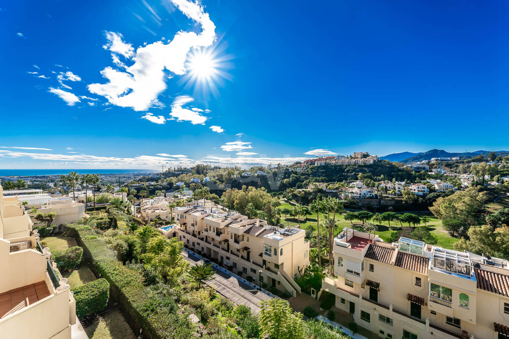 Elegante casa adosada con vistas panorámicas en comunidad cerrada