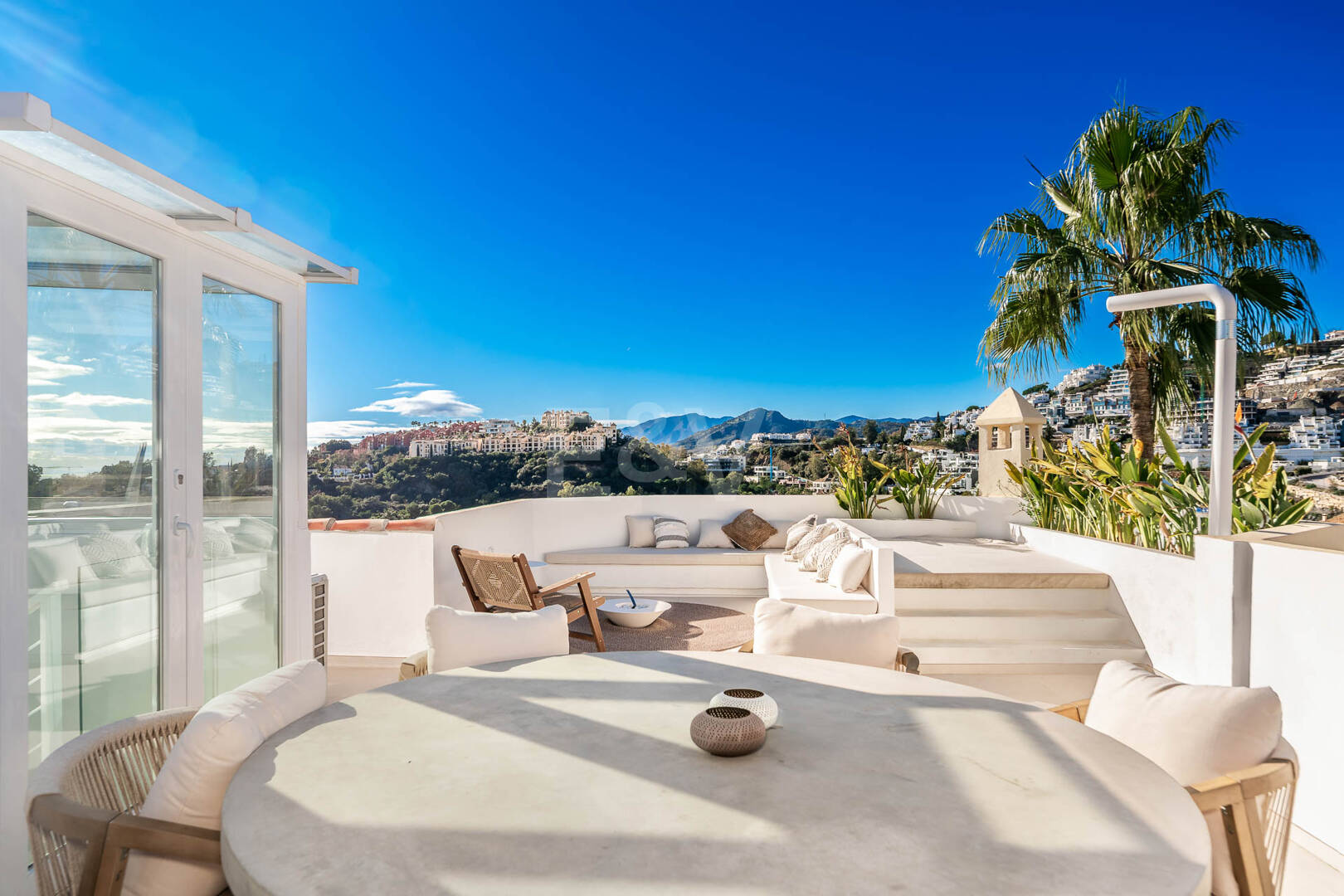 Elegante casa adosada con vistas panorámicas en comunidad cerrada