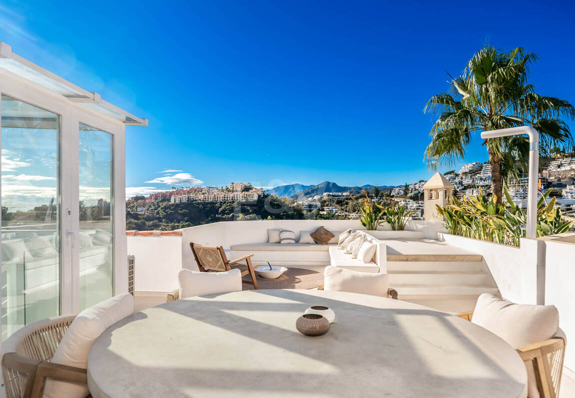 Elegante casa adosada con vistas panorámicas en comunidad cerrada