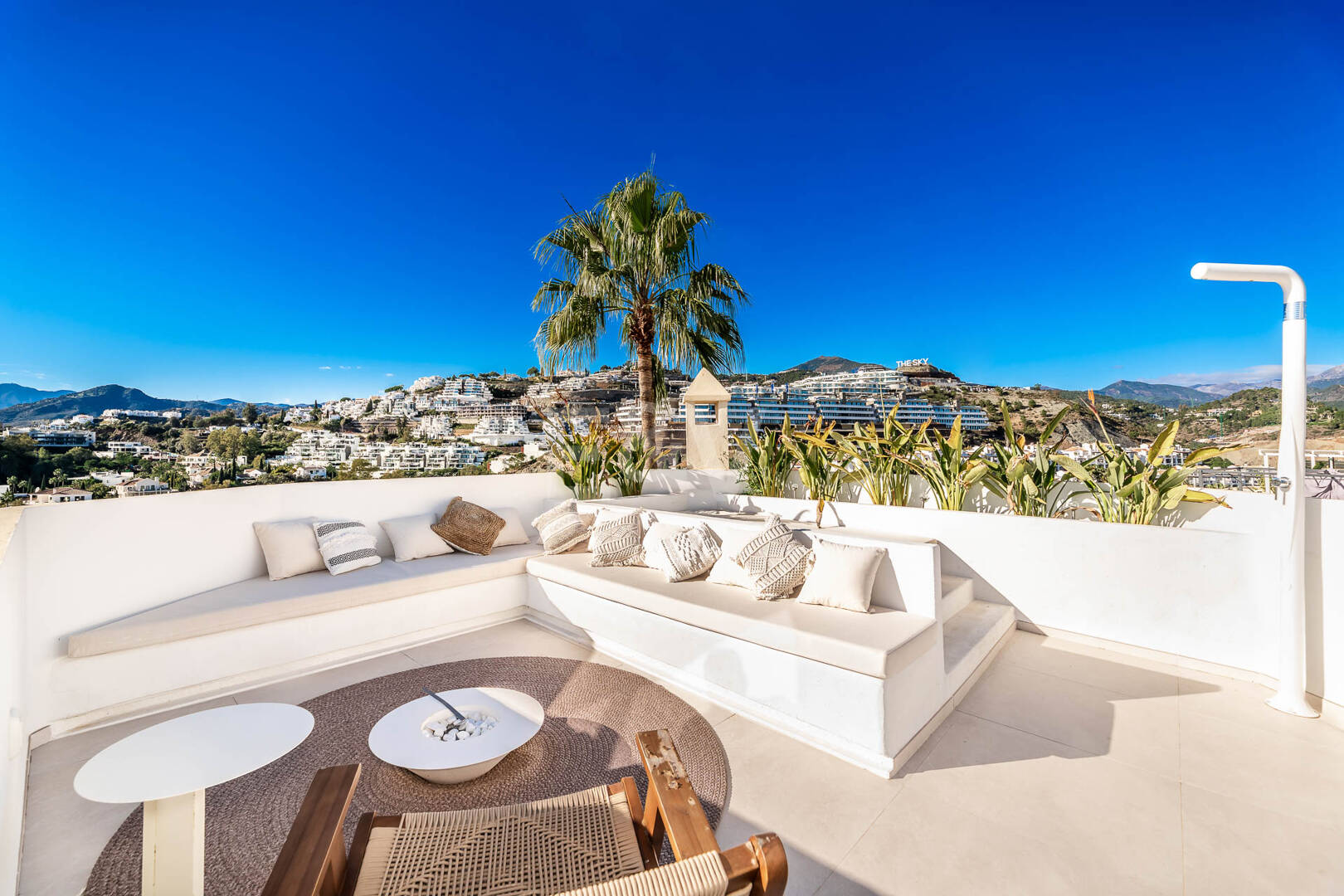 Elegante casa adosada con vistas panorámicas en comunidad cerrada