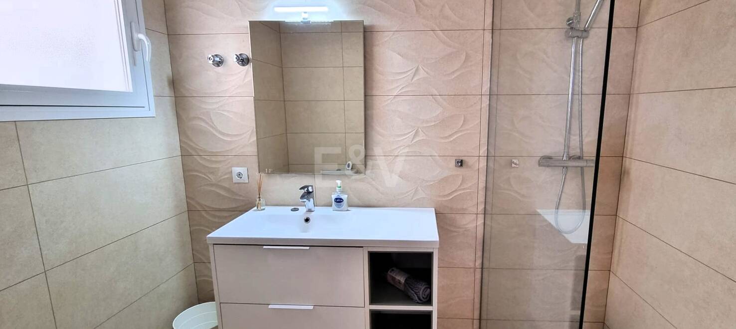 Newly renovated modern apartment on the Golden Mile – Walkable lifestyle and double garage