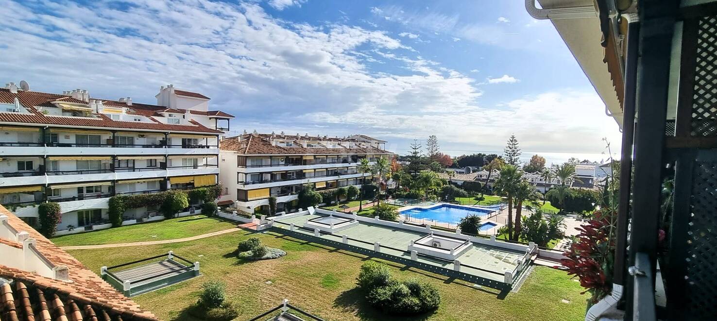 Newly renovated modern apartment on the Golden Mile – Walkable lifestyle and double garage