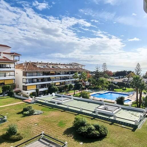 Newly renovated modern apartment on the Golden Mile – Walkable lifestyle and double garage