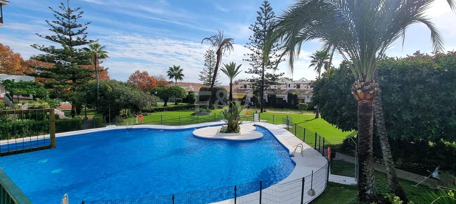 Newly renovated modern apartment on the Golden Mile – Walkable lifestyle and double garage