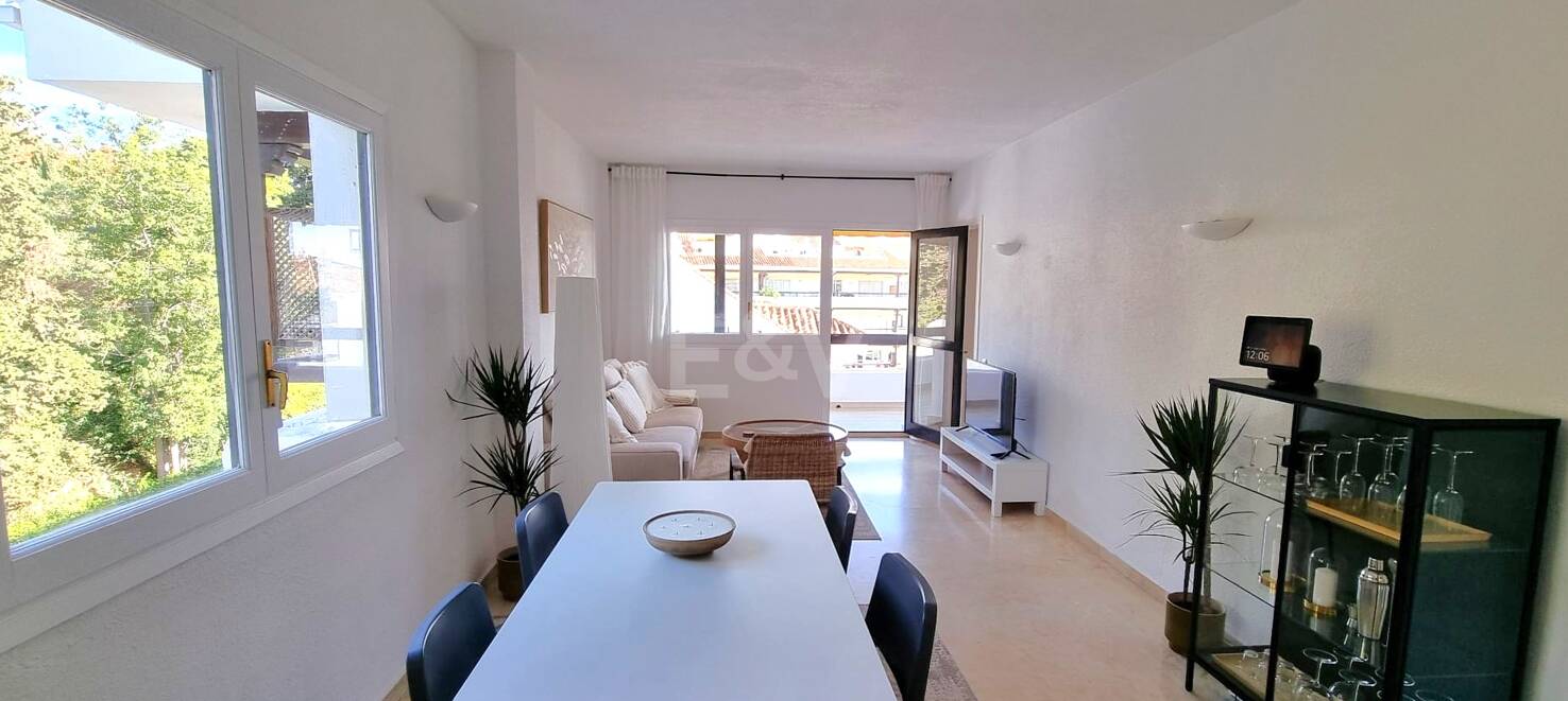 Newly renovated modern apartment on the Golden Mile – Walkable lifestyle and double garage