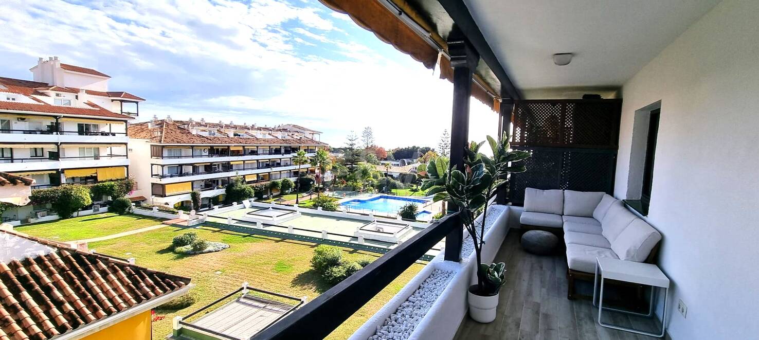 Newly renovated modern apartment on the Golden Mile – Walkable lifestyle and double garage