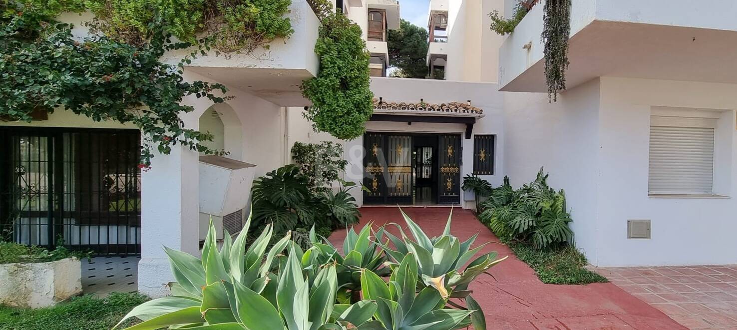 Newly renovated modern apartment on the Golden Mile – Walkable lifestyle and double garage