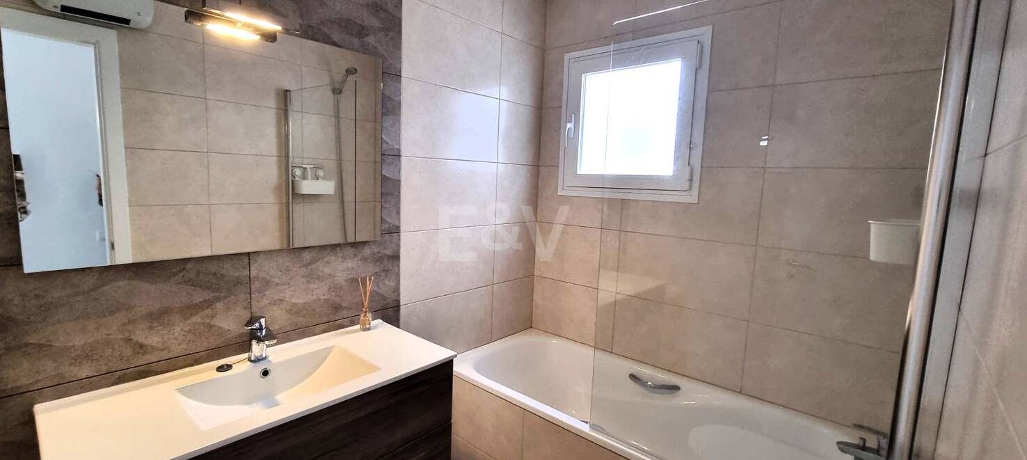 Newly renovated modern apartment on the Golden Mile – Walkable lifestyle and double garage