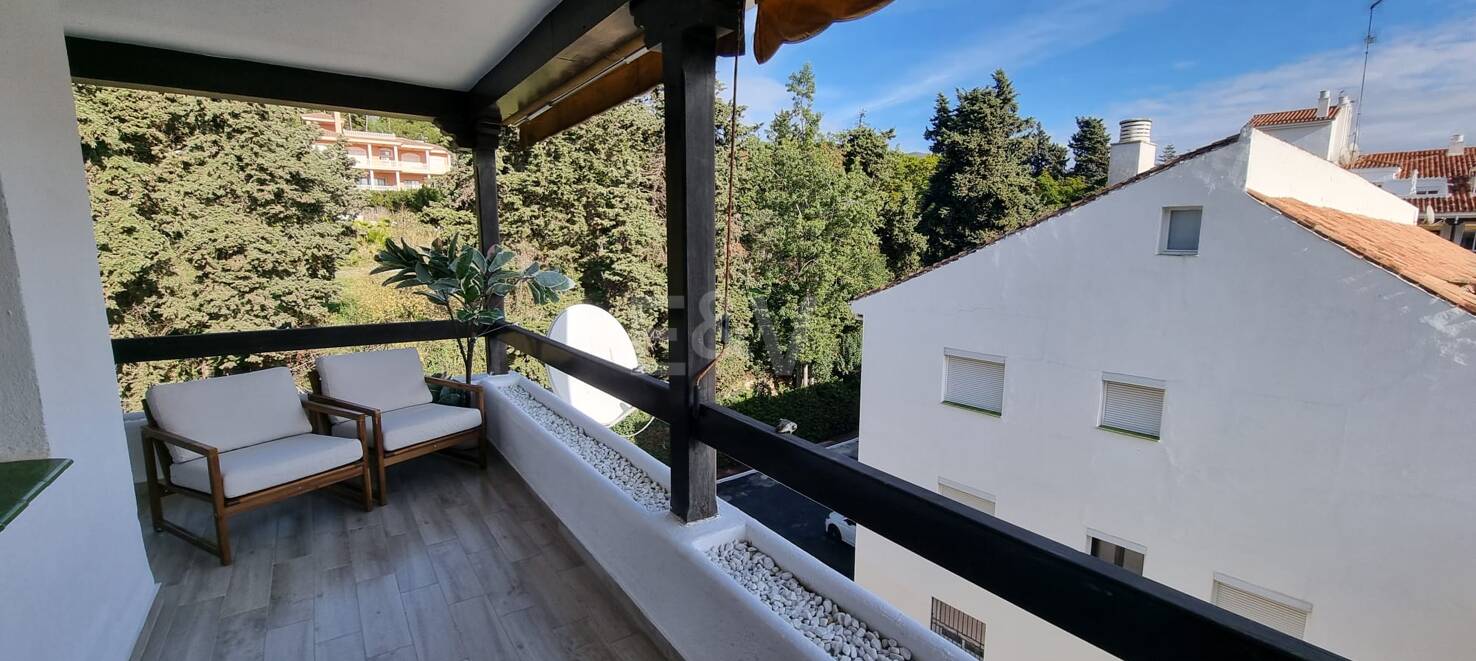 Newly renovated modern apartment on the Golden Mile – Walkable lifestyle and double garage