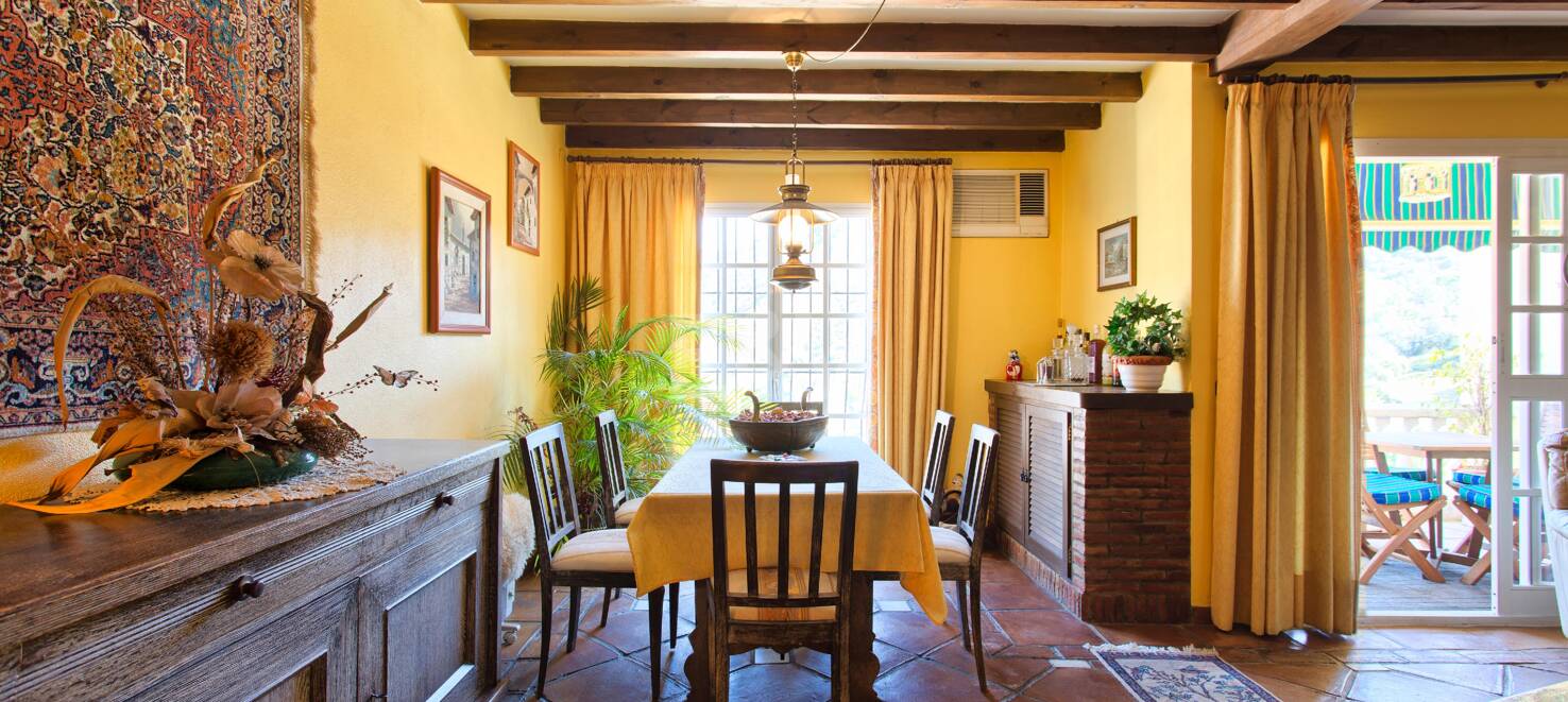 Casa adosada andaluza en el centro de Benahavís con vistas a la montaña y atractivo para inversión