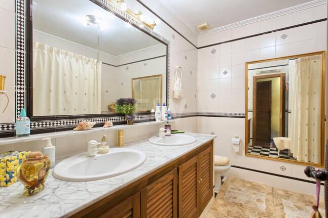 Maison de ville andalouse à Benahavís Centre avec vues sur la montagne & Investissement Appel