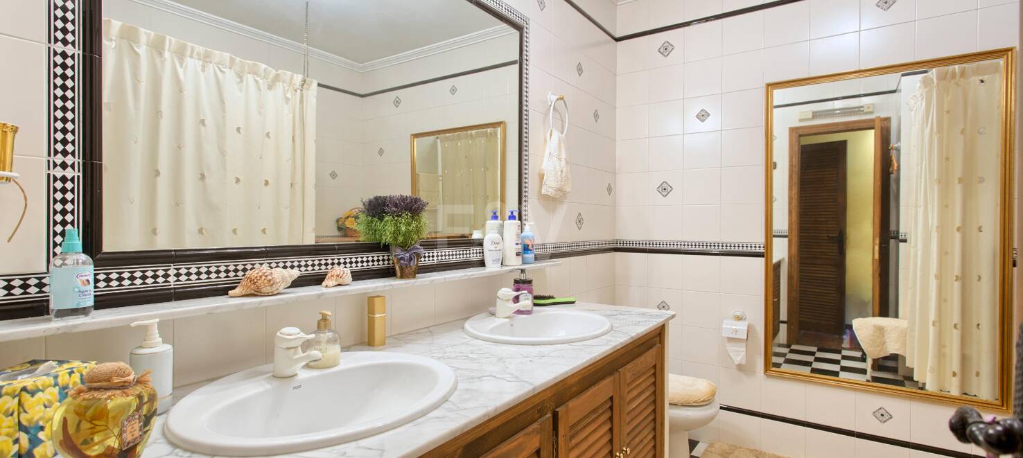 Casa adosada andaluza en el centro de Benahavís con vistas a la montaña y atractivo para inversión