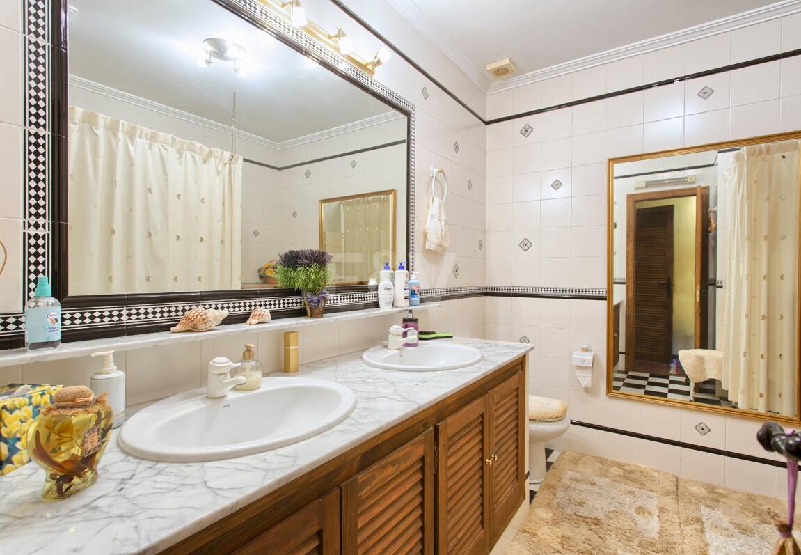 Maison de ville andalouse à Benahavís Centre avec vues sur la montagne & Investissement Appel