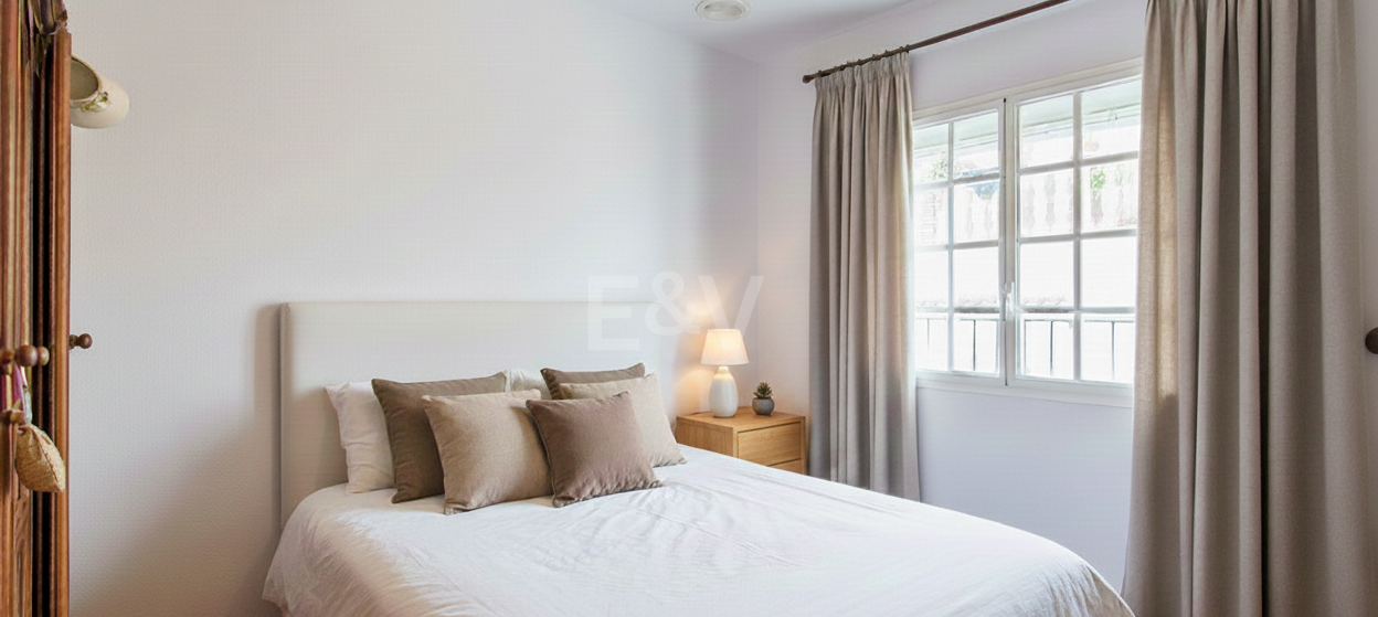 Casa adosada andaluza en el centro de Benahavís con vistas a la montaña y atractivo para inversión