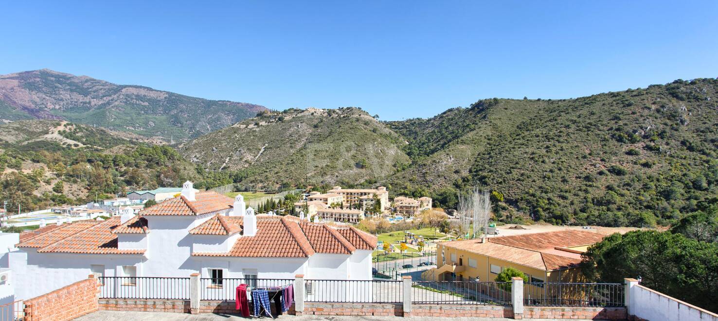 Casa adosada andaluza en el centro de Benahavís con vistas a la montaña y atractivo para inversión