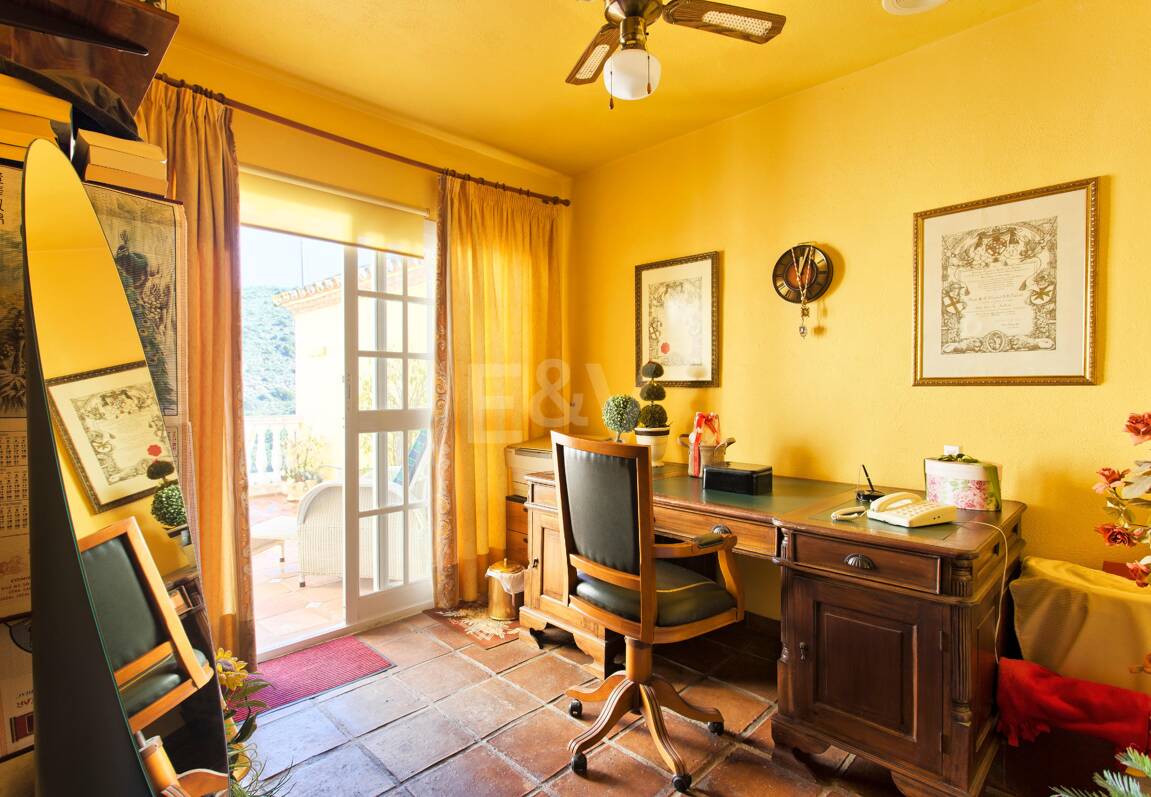 Maison de ville andalouse à Benahavís Centre avec vues sur la montagne & Investissement Appel