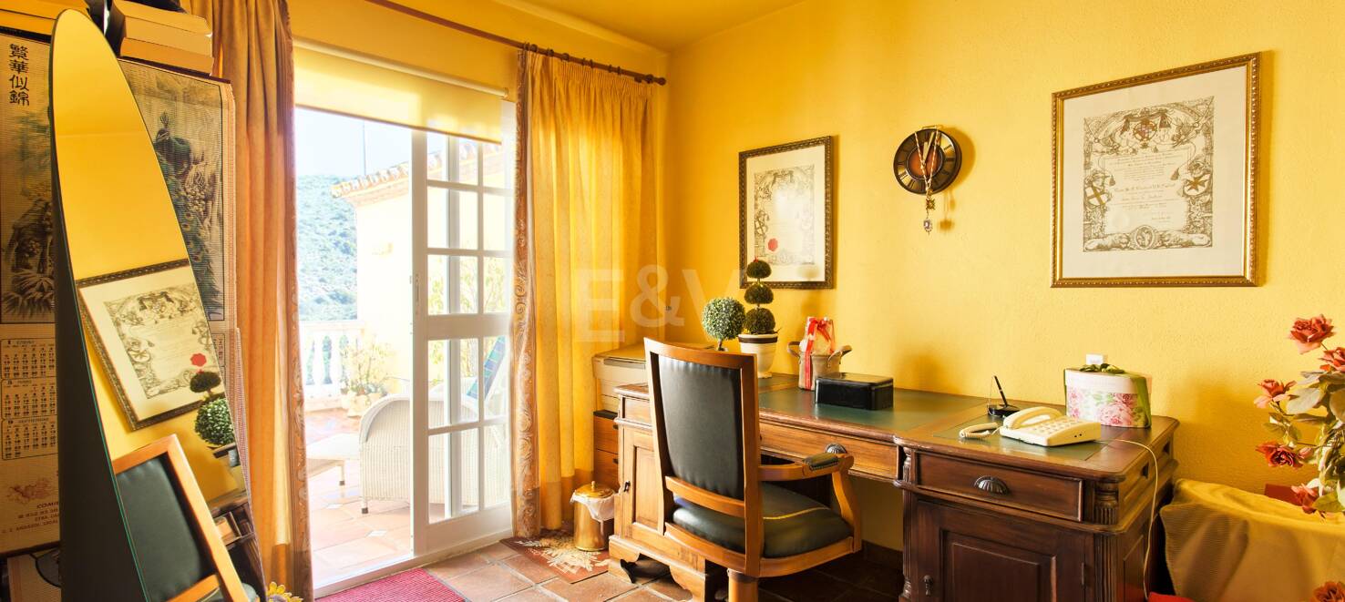 Casa adosada andaluza en el centro de Benahavís con vistas a la montaña y atractivo para inversión