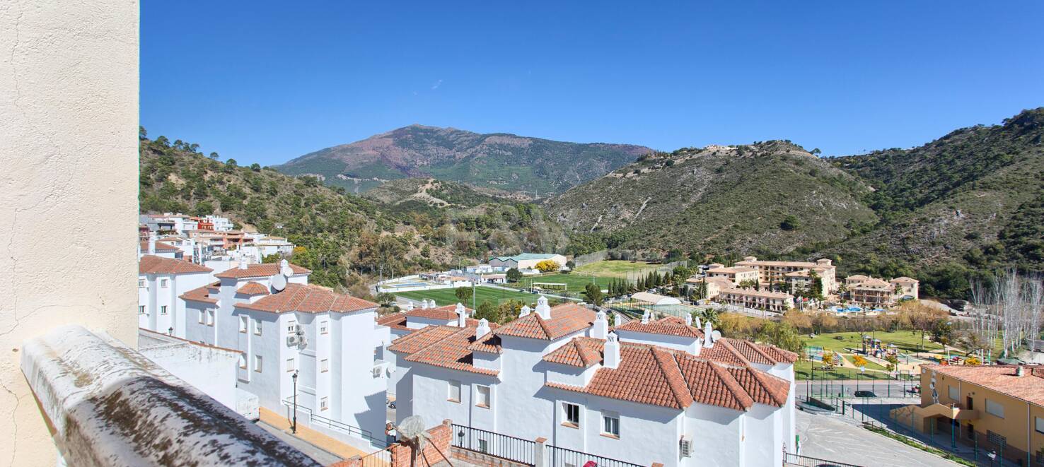 Casa adosada andaluza en el centro de Benahavís con vistas a la montaña y atractivo para inversión