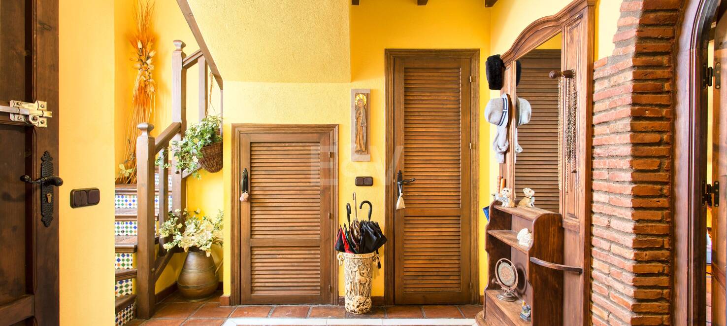 Casa adosada andaluza en el centro de Benahavís con vistas a la montaña y atractivo para inversión