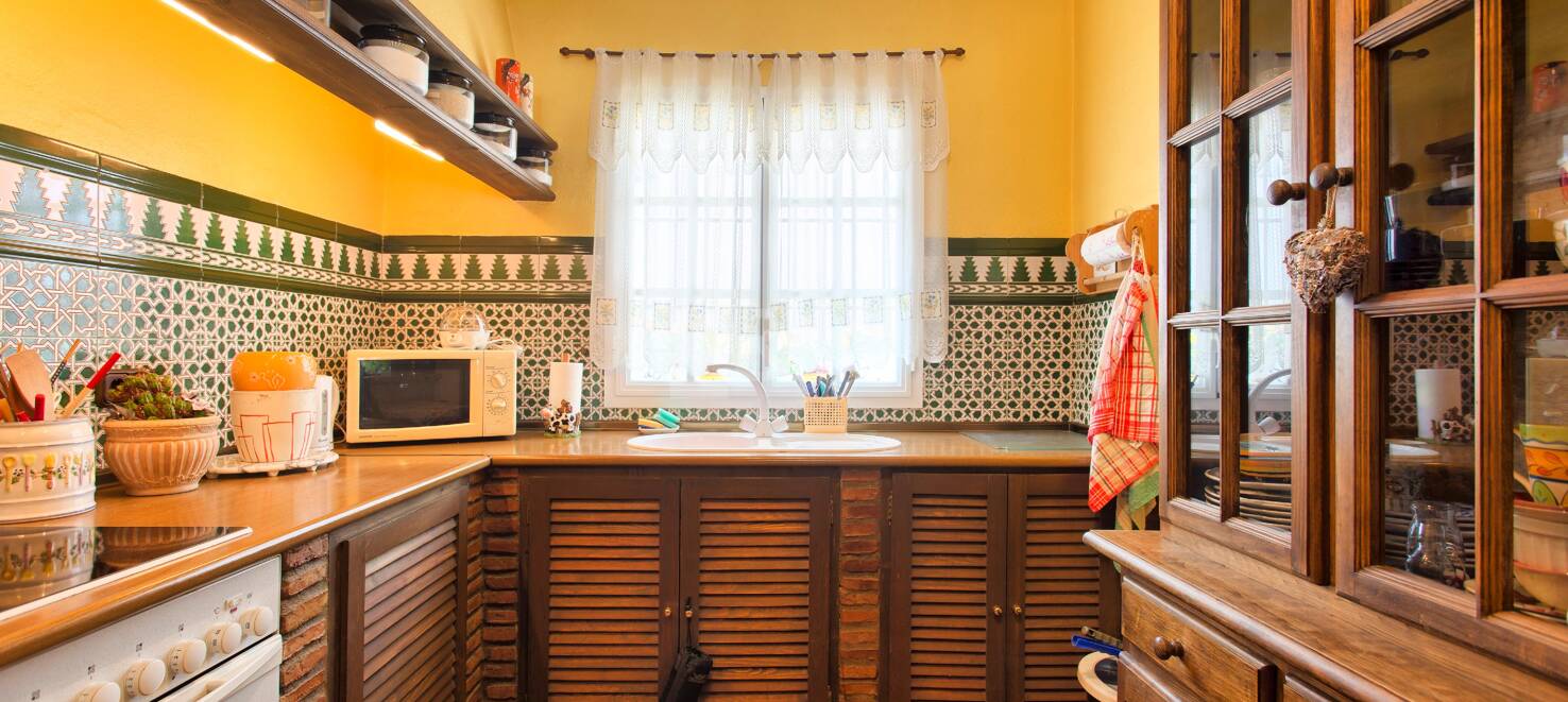 Casa adosada andaluza en el centro de Benahavís con vistas a la montaña y atractivo para inversión