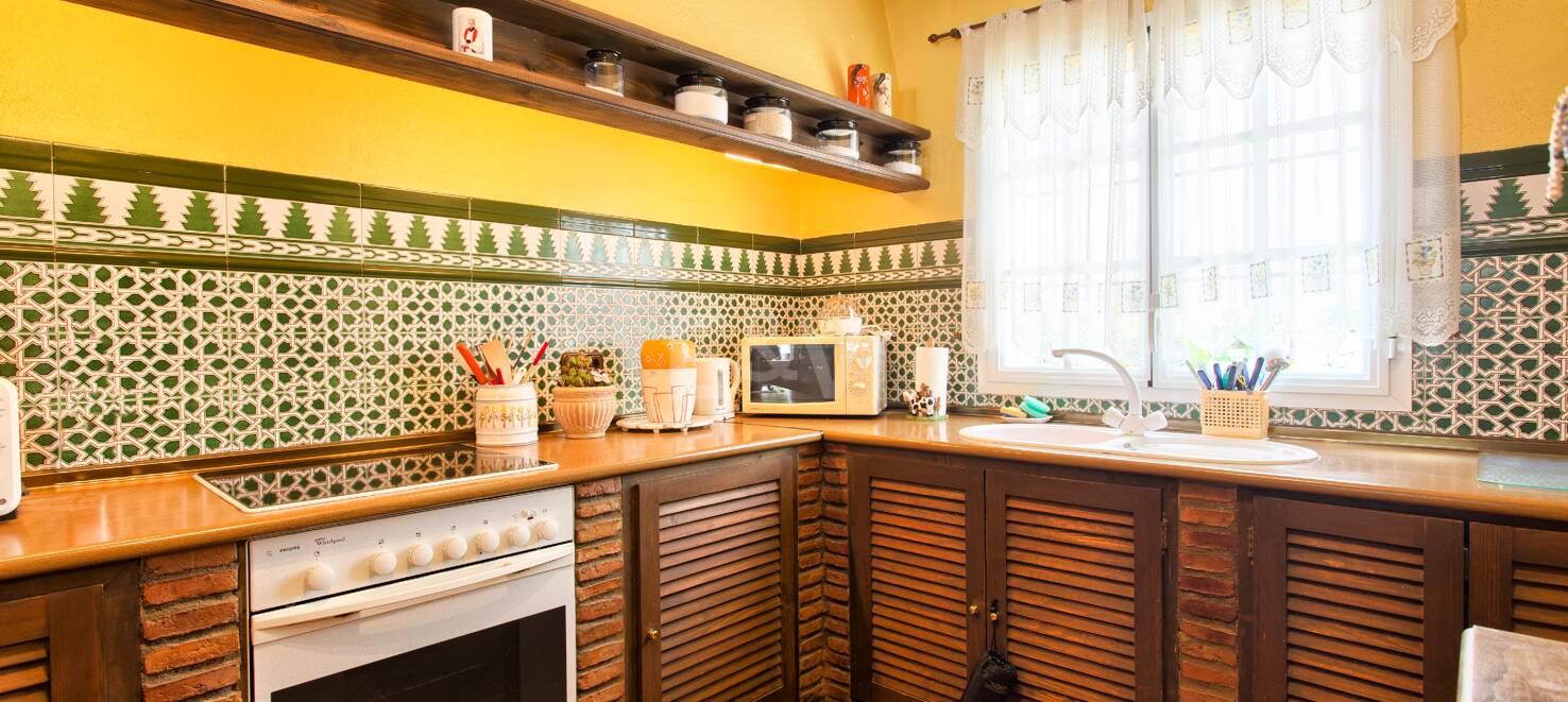 Casa adosada andaluza en el centro de Benahavís con vistas a la montaña y atractivo para inversión