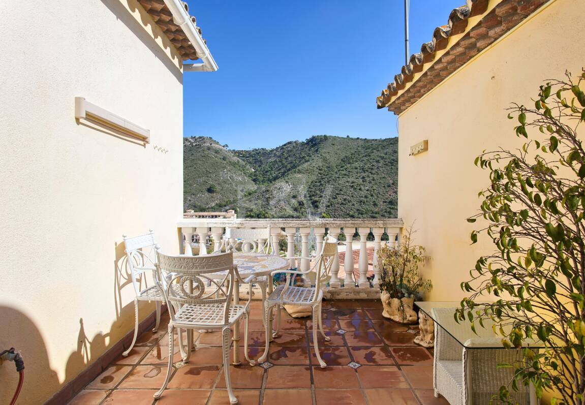 Maison de ville andalouse à Benahavís Centre avec vues sur la montagne & Investissement Appel