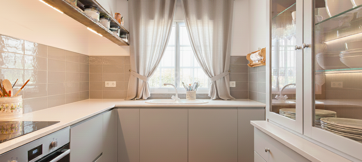 Casa adosada andaluza en el centro de Benahavís con vistas a la montaña y atractivo para inversión