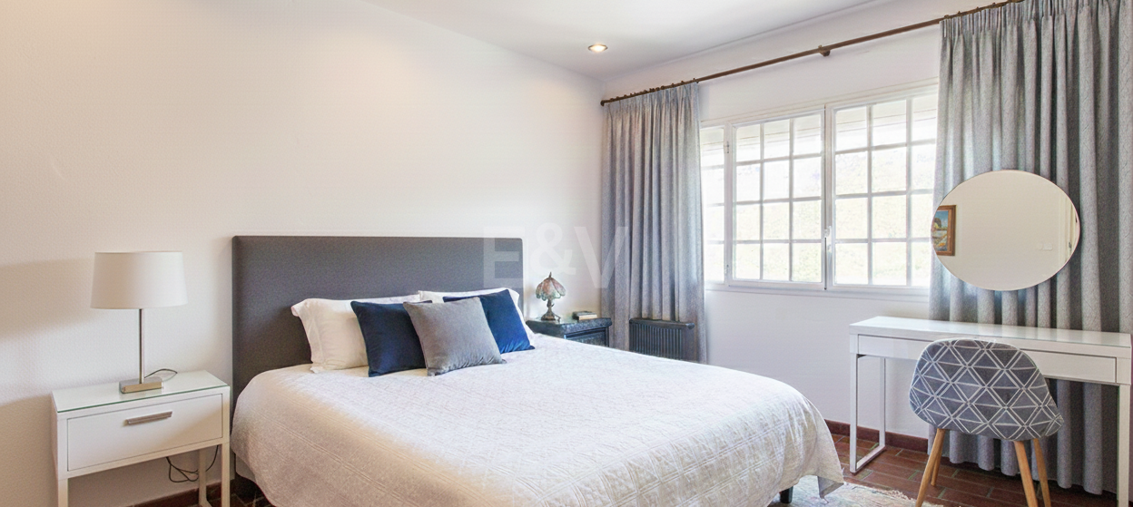 Casa adosada andaluza en el centro de Benahavís con vistas a la montaña y atractivo para inversión