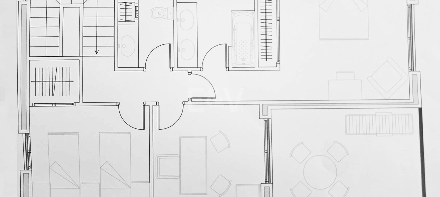 Casa adosada andaluza en el centro de Benahavís con vistas a la montaña y atractivo para inversión