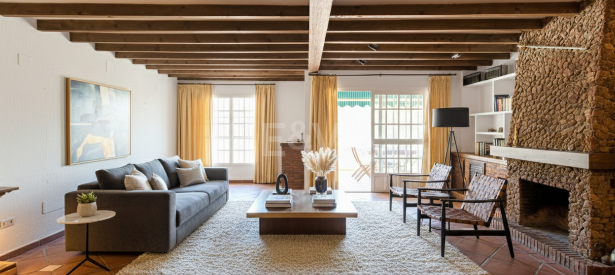 Casa adosada andaluza en el centro de Benahavís con vistas a la montaña y atractivo para inversión