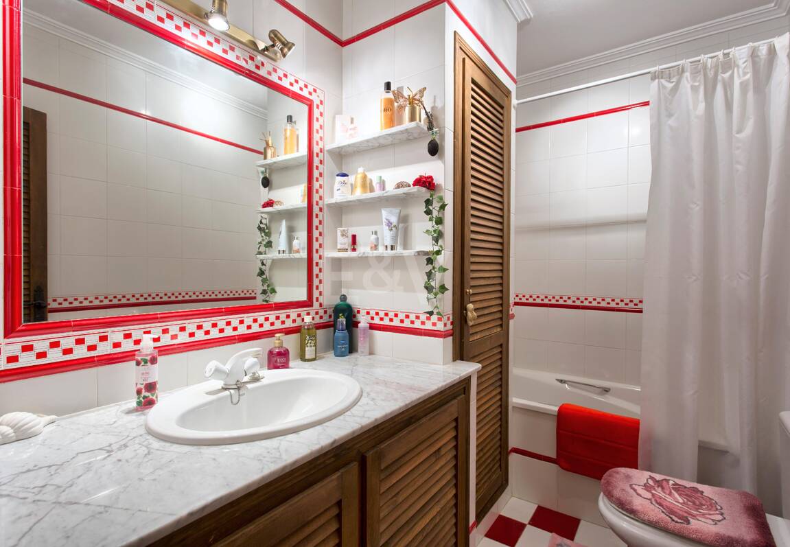 Maison de ville andalouse à Benahavís Centre avec vues sur la montagne & Investissement Appel