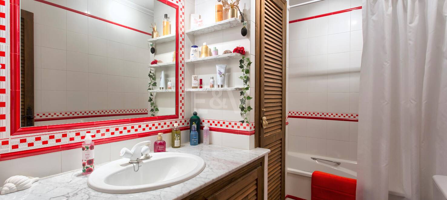 Casa adosada andaluza en el centro de Benahavís con vistas a la montaña y atractivo para inversión