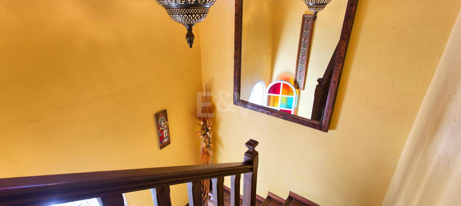 Casa adosada andaluza en el centro de Benahavís con vistas a la montaña y atractivo para inversión