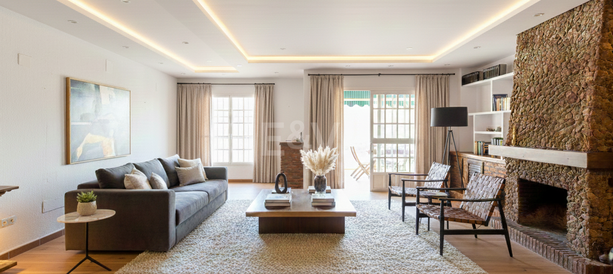 Casa adosada andaluza en el centro de Benahavís con vistas a la montaña y atractivo para inversión