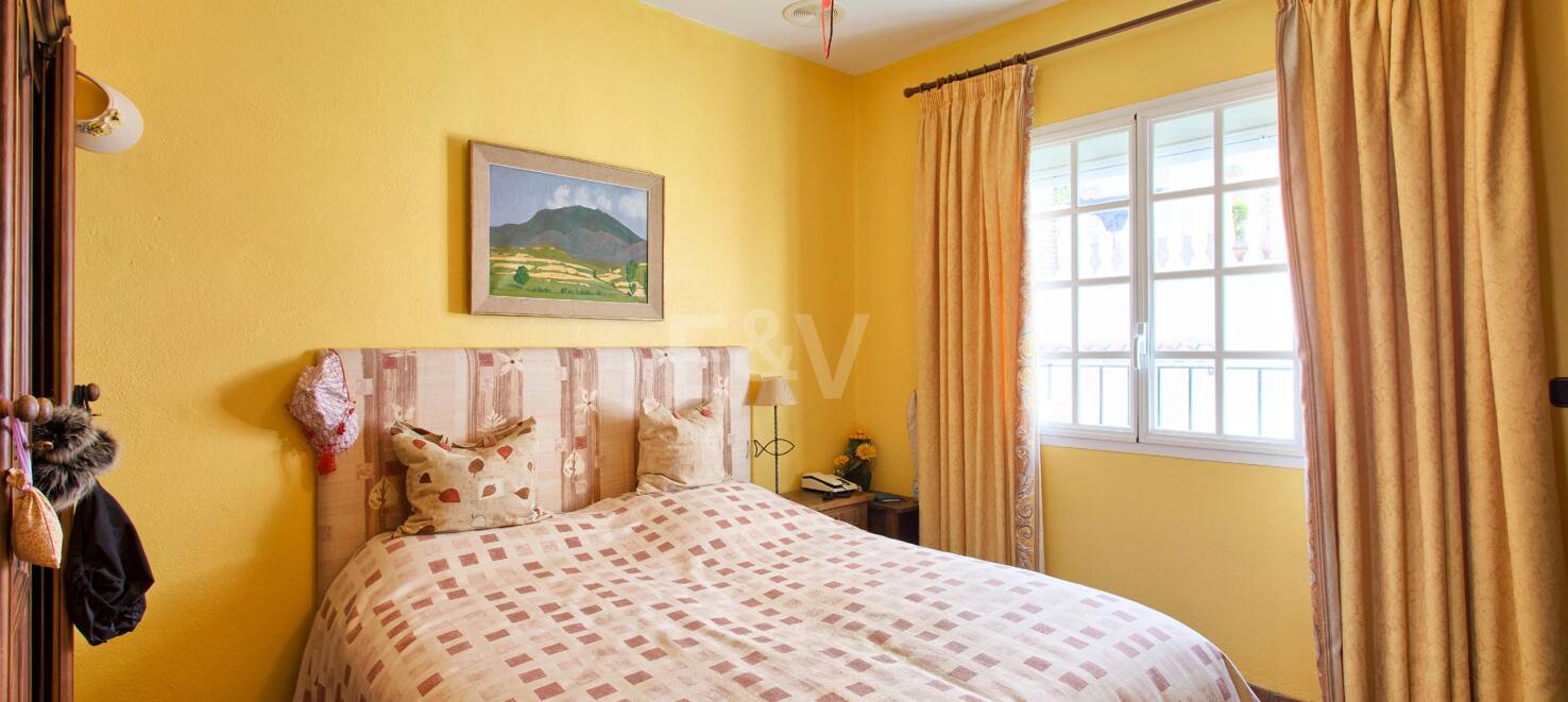 Casa adosada andaluza en el centro de Benahavís con vistas a la montaña y atractivo para inversión