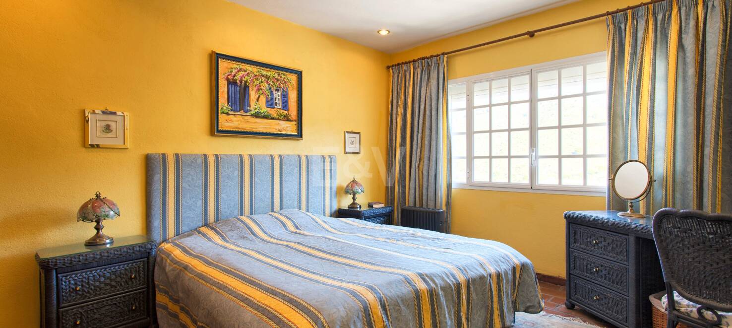 Casa adosada andaluza en el centro de Benahavís con vistas a la montaña y atractivo para inversión