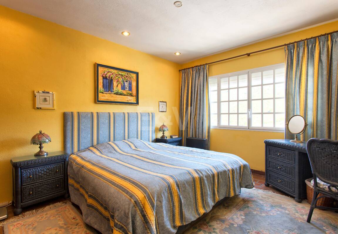 Maison de ville andalouse à Benahavís Centre avec vues sur la montagne & Investissement Appel